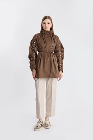 PARY KOL BÜZGÜLÜ İŞLEMELİ YAĞMURLUK - KAHVE