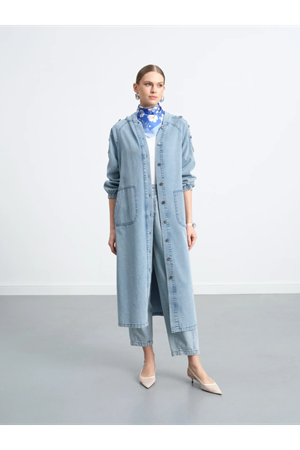 ANLARI BÜZGÜLÜ CEPLİ KAPÜŞONLU APOLET OMUZ VE DÜĞME DETAYLI ÖNDEN DÜĞMELİ UZUN DENİM TRENÇKOT-AÇIKMAVİ