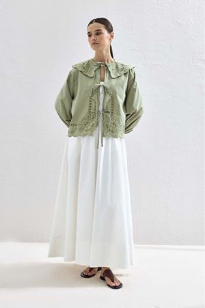 Kolları Gipe Detaylı Nakışlı Çağla Gömlek